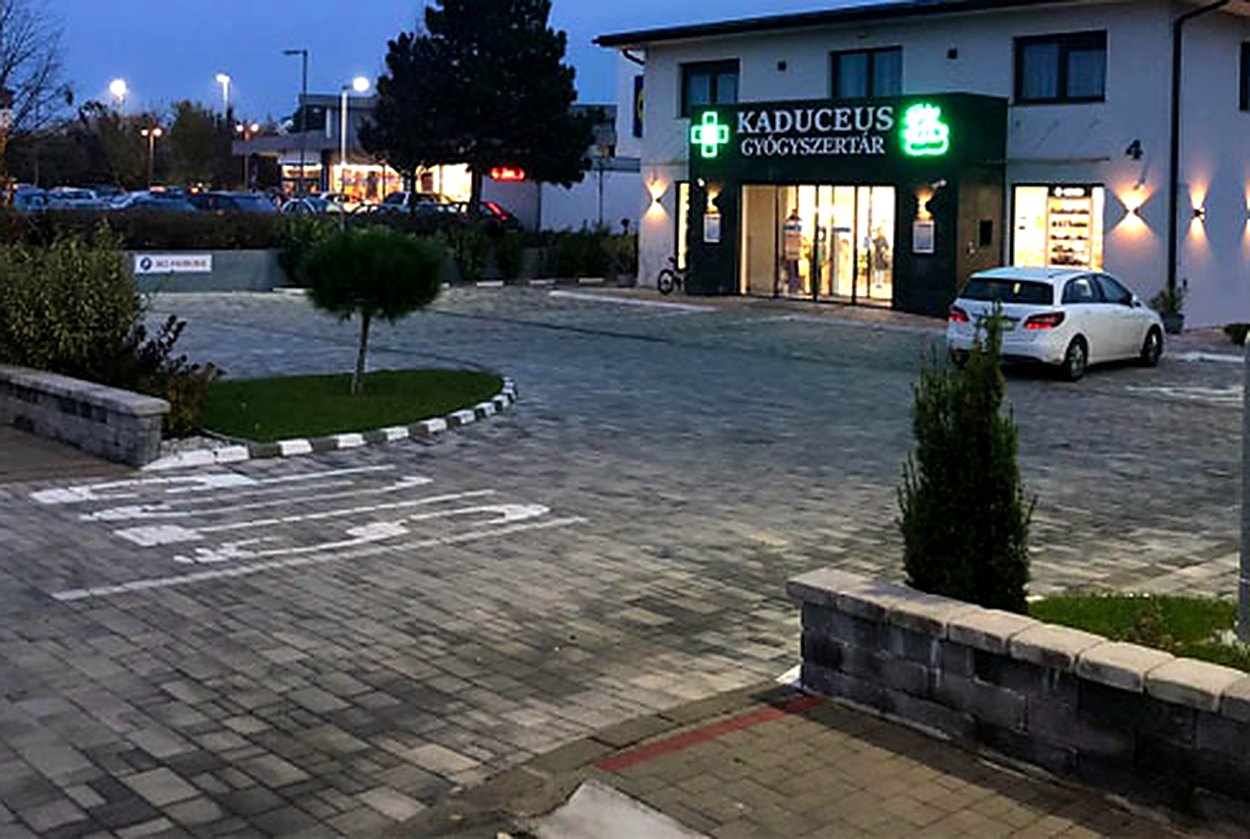 Saját parkoló a patika előtt, kijelölt akadálymentes helyekkel